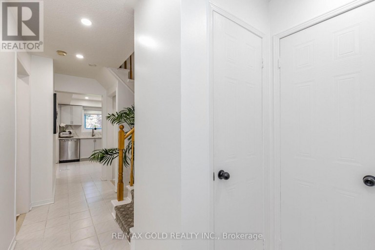 52 WICKSTEAD COURT, Brampton (Sandringham-Wellington), Ontario, L6R1N8