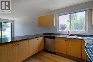 37, 3015 51 Street SW Calgary Alberta photo 12