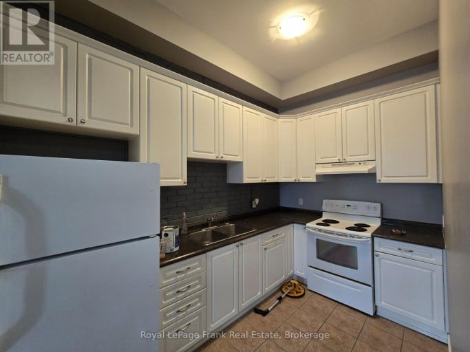 208 - 54 KING STREET E, Clarington (Bowmanville), Ontario, L1C1N3