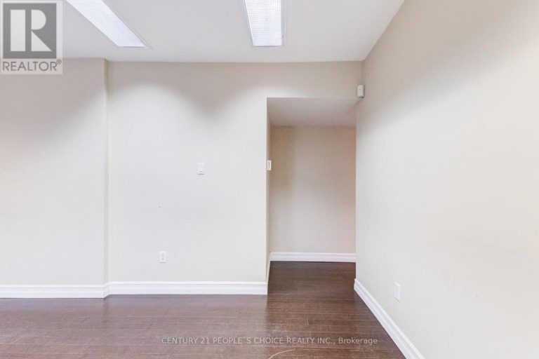 3042 KEELE STREET, Toronto (Downsview-Roding-CFB), Ontario, M3M2H5