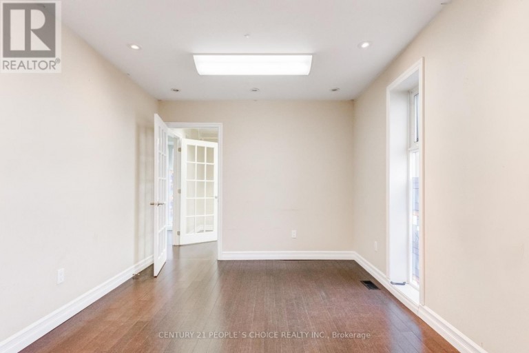 3042 KEELE STREET, Toronto (Downsview-Roding-CFB), Ontario, M3M2H5