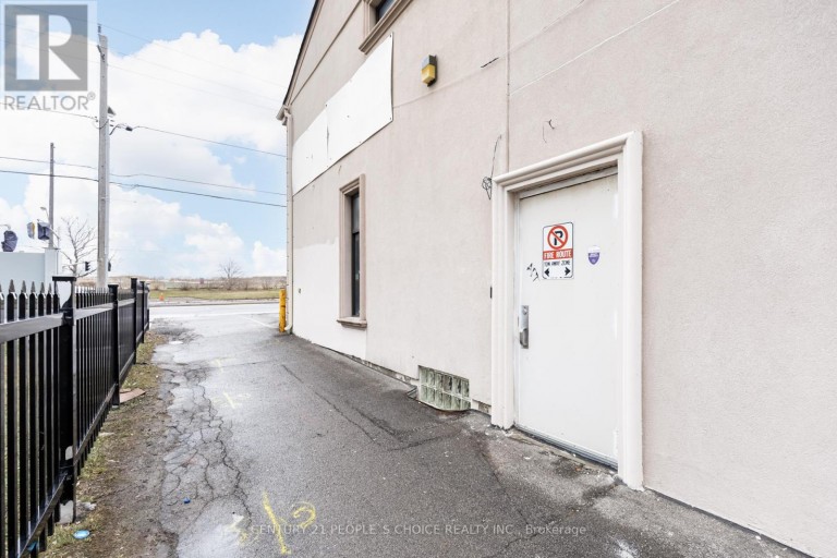 3042 KEELE STREET, Toronto (Downsview-Roding-CFB), Ontario, M3M2H5