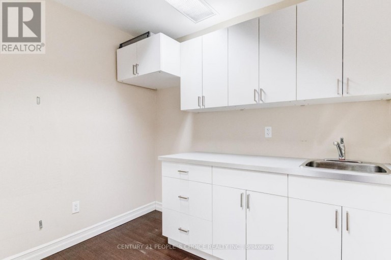 3042 KEELE STREET, Toronto (Downsview-Roding-CFB), Ontario, M3M2H5