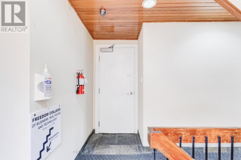 3042 KEELE STREET, Toronto (Downsview-Roding-CFB), Ontario, M3M2H5