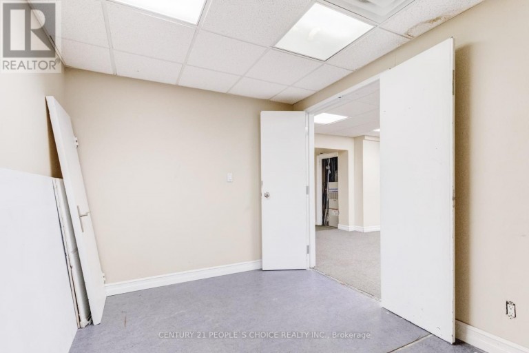 3042 KEELE STREET, Toronto (Downsview-Roding-CFB), Ontario, M3M2H5