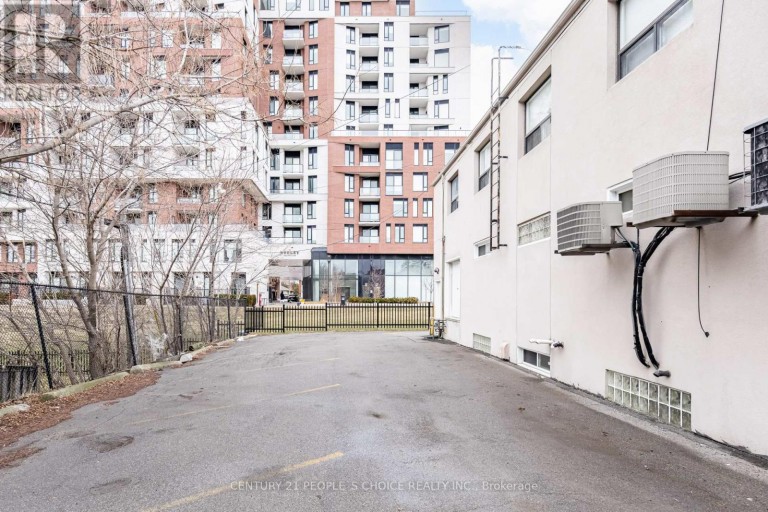 3042 KEELE STREET, Toronto (Downsview-Roding-CFB), Ontario, M3M2H5