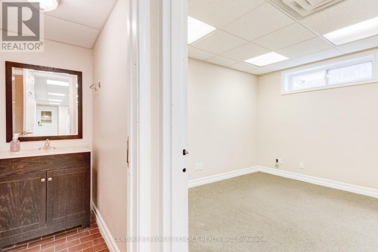 3042 KEELE STREET, Toronto (Downsview-Roding-CFB), Ontario, M3M2H5