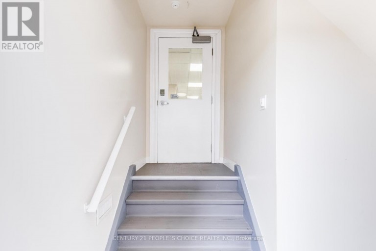 3042 KEELE STREET, Toronto (Downsview-Roding-CFB), Ontario, M3M2H5