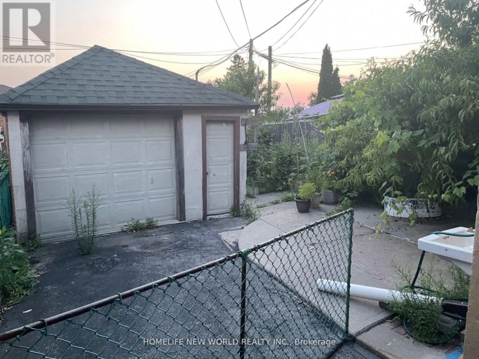 MAIN - 354 KANE AVENUE, Toronto (Keelesdale-Eglinton West), Ontario, M6M3P4