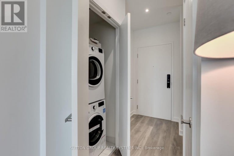 807 - 28 ANN STREET, Mississauga (Port Credit), Ontario, L5G3G1