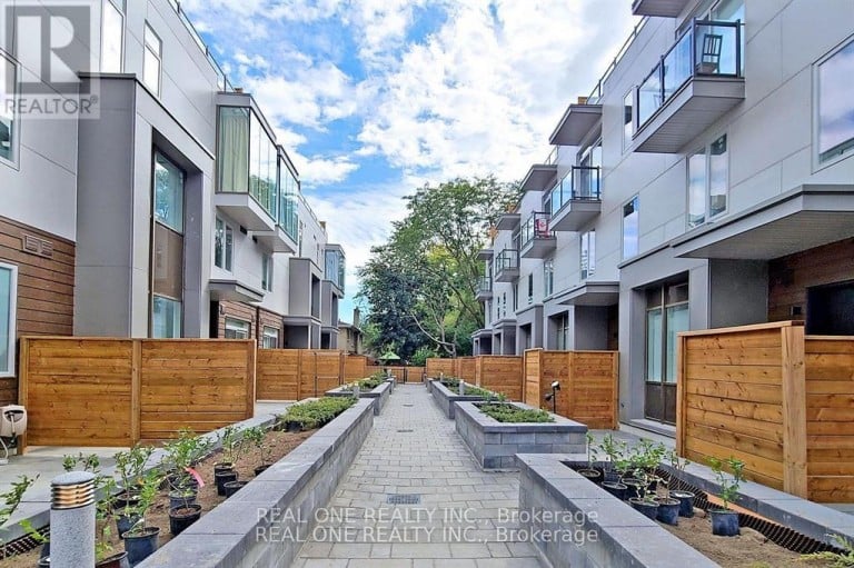 UNIT 5 - 25 DERVOCK CRESCENT, Toronto (Bayview Village), Ontario, M2K0G7