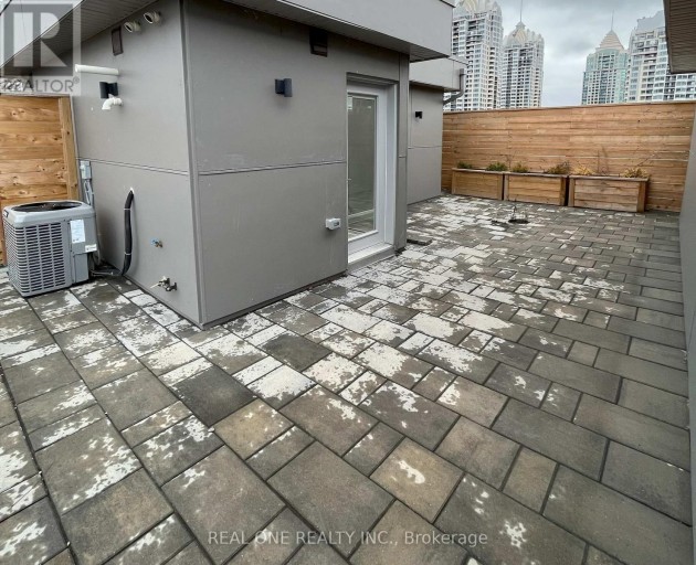 UNIT 5 - 25 DERVOCK CRESCENT, Toronto (Bayview Village), Ontario, M2K0G7