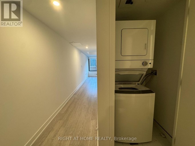 326 - 3 STRATHGOWAN AVENUE, Toronto (Lawrence Park South), Ontario, M4N1B8