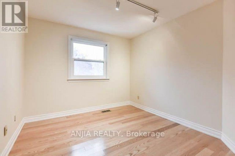 11 BERKELEY COURT, Markham (Unionville), Ontario, L3R6M4