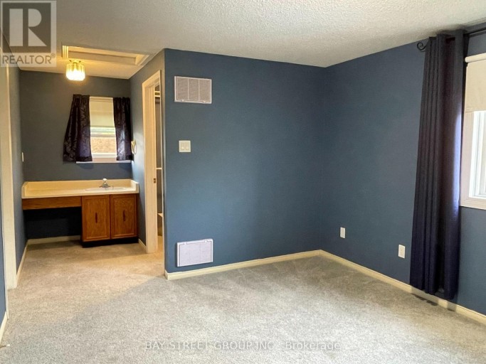 27 LINDSAY COURT, Barrie (Cundles East), Ontario, L4M6G5