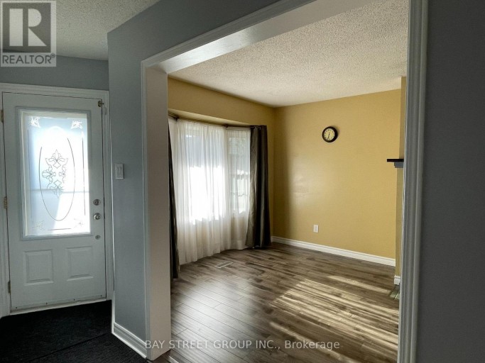 27 LINDSAY COURT, Barrie (Cundles East), Ontario, L4M6G5