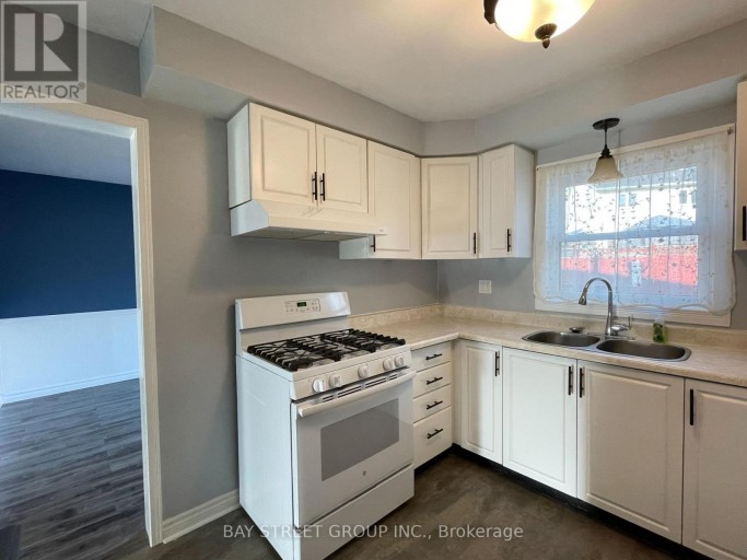27 LINDSAY COURT, Barrie (Cundles East), Ontario, L4M6G5