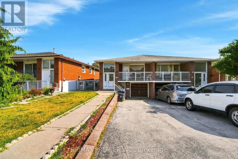 15 MADONNA GARDENS, Toronto (Humber Summit), Ontario, M9L2T5