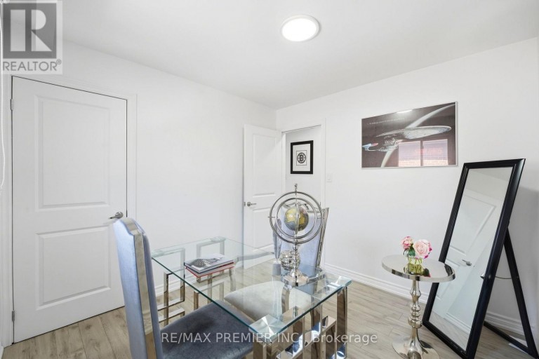 15 MADONNA GARDENS, Toronto (Humber Summit), Ontario, M9L2T5