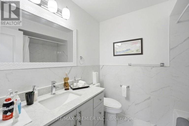 15 MADONNA GARDENS, Toronto (Humber Summit), Ontario, M9L2T5
