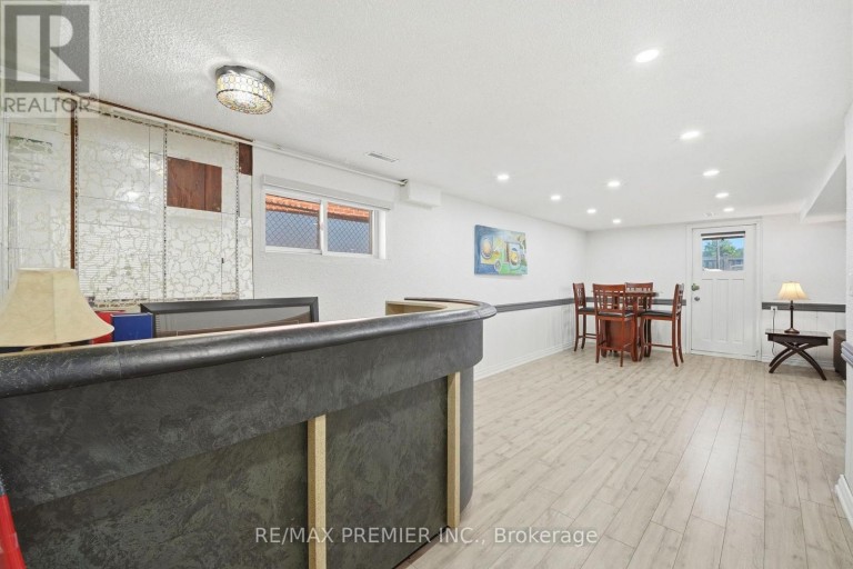 15 MADONNA GARDENS, Toronto (Humber Summit), Ontario, M9L2T5