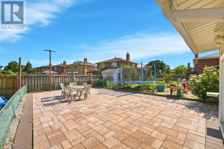 15 MADONNA GARDENS, Toronto (Humber Summit), Ontario, M9L2T5