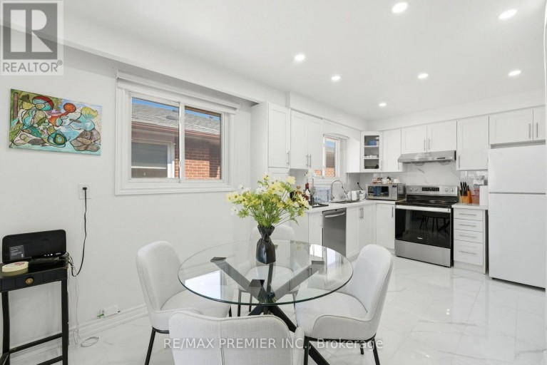 15 MADONNA GARDENS, Toronto (Humber Summit), Ontario, M9L2T5