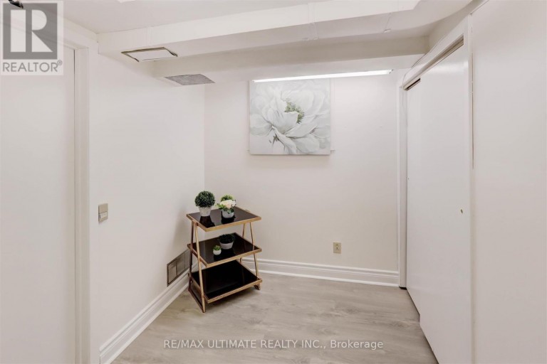12 TREGELLIS ROAD, Toronto (Lansing-Westgate), Ontario, M3H1K2