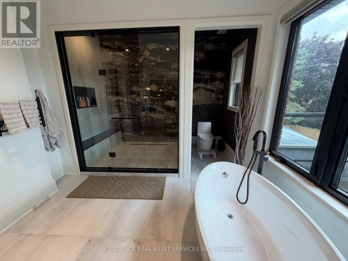 211 KENNEDY STREET W, Aurora (Aurora Village), Ontario, L4G2L9