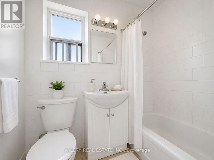 301 - 1725 LAWRENCE AVENUE E, Toronto (Wexford-Maryvale), Ontario, M1R2X7
