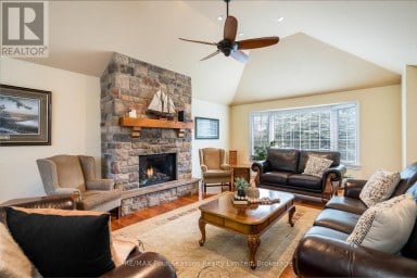 16 CARMICHAEL CRESCENT Collingwood Ontario photo 5