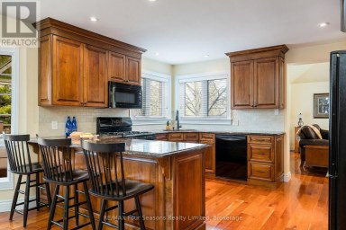 16 CARMICHAEL CRESCENT Collingwood Ontario photo 7