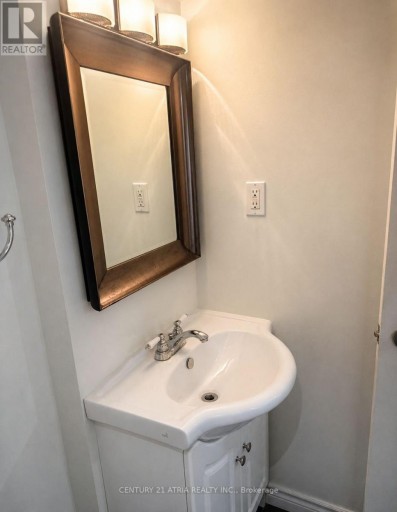 2 CRYSTAL CRESCENT, Toronto (Long Branch), Ontario, M8W2Z7
