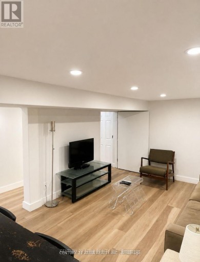 2 CRYSTAL CRESCENT, Toronto (Long Branch), Ontario, M8W2Z7