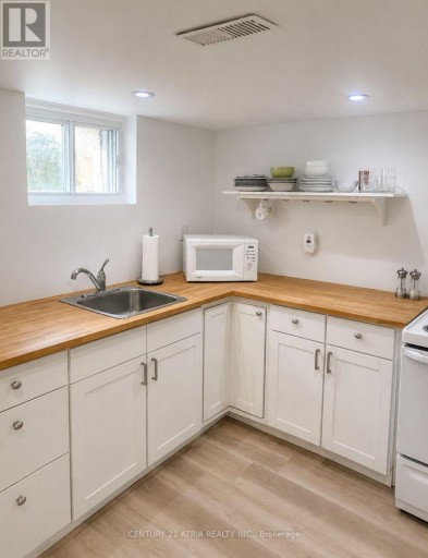 2 CRYSTAL CRESCENT, Toronto (Long Branch), Ontario, M8W2Z7