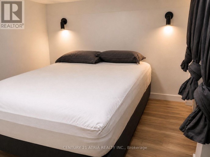 2 CRYSTAL CRESCENT, Toronto (Long Branch), Ontario, M8W2Z7