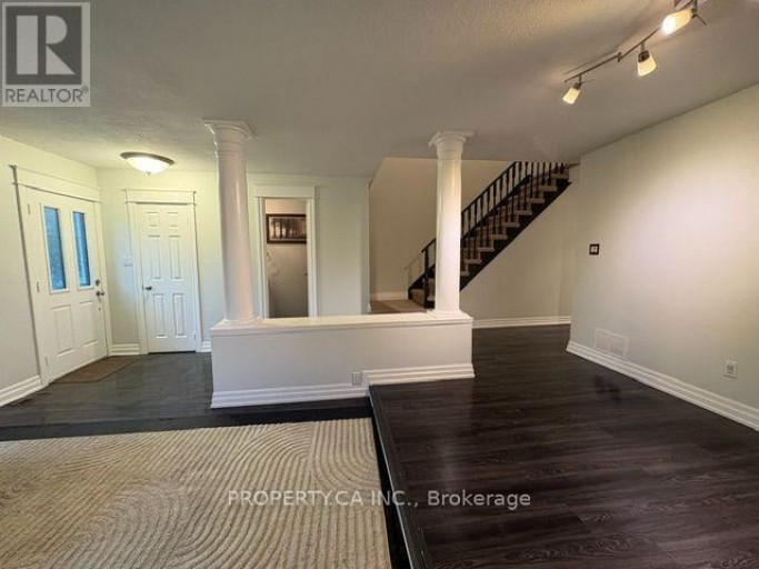 3 WATERFORD CRESCENT, Hamilton (Lakeshore), Ontario, L8E4Z8