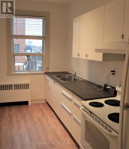 2 - 7 THOMAS STREET, Mississauga (Streetsville), Ontario, L5M1Y4