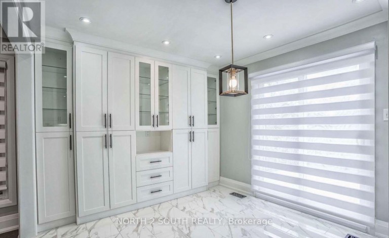 UPPER - 37 LOIRE COURT, Toronto (West Humber-Clairville), Ontario, M9V4Z7
