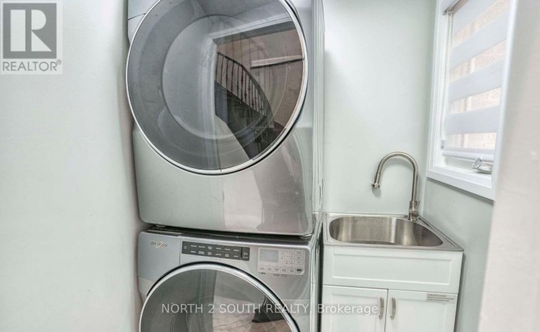 UPPER - 37 LOIRE COURT, Toronto (West Humber-Clairville), Ontario, M9V4Z7
