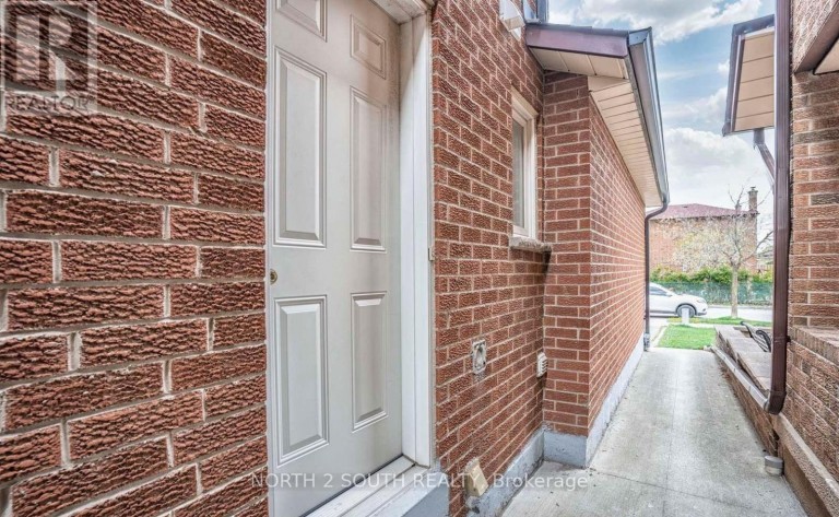 UPPER - 37 LOIRE COURT, Toronto (West Humber-Clairville), Ontario, M9V4Z7