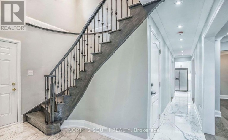 UPPER - 37 LOIRE COURT, Toronto (West Humber-Clairville), Ontario, M9V4Z7