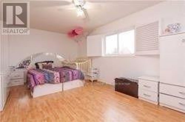 9 SALEM COURT, Brampton (Brampton North), Ontario, L6V4J8