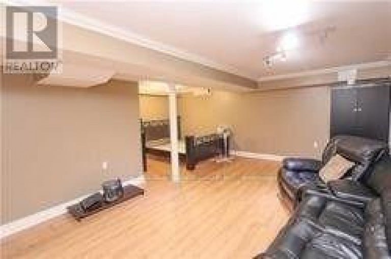 9 SALEM COURT, Brampton (Brampton North), Ontario, L6V4J8
