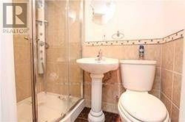 9 SALEM COURT, Brampton (Brampton North), Ontario, L6V4J8