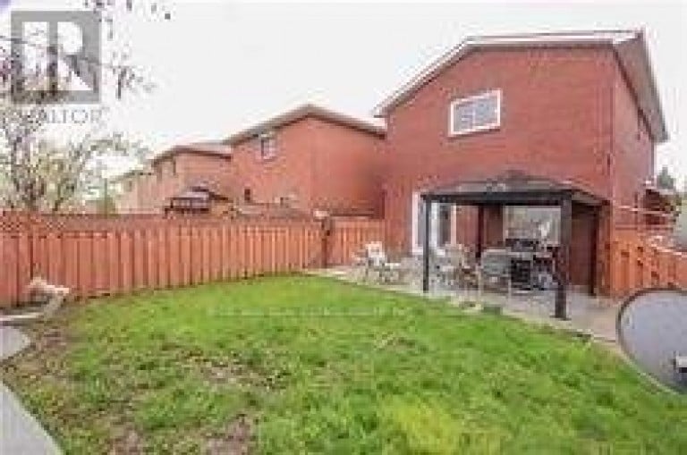 9 SALEM COURT, Brampton (Brampton North), Ontario, L6V4J8