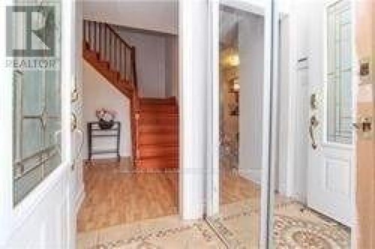 9 SALEM COURT, Brampton (Brampton North), Ontario, L6V4J8