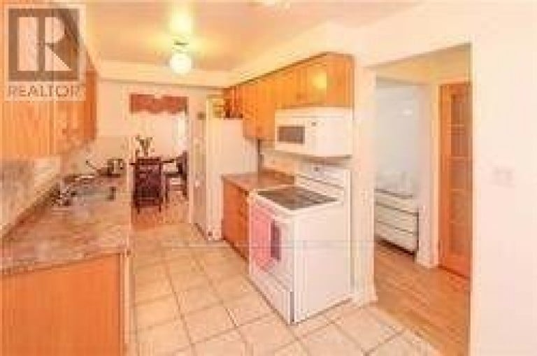 9 SALEM COURT, Brampton (Brampton North), Ontario, L6V4J8