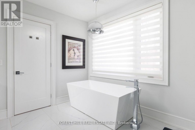 8 NORA ROAD, Toronto (Islington-City Centre West), Ontario, M9A1C9
