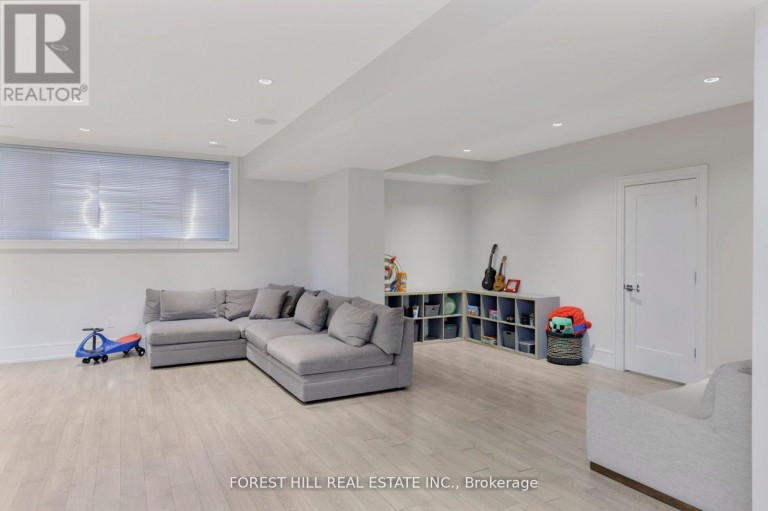 8 NORA ROAD, Toronto (Islington-City Centre West), Ontario, M9A1C9